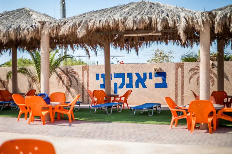 בריכת שחיה חצי אולימפית